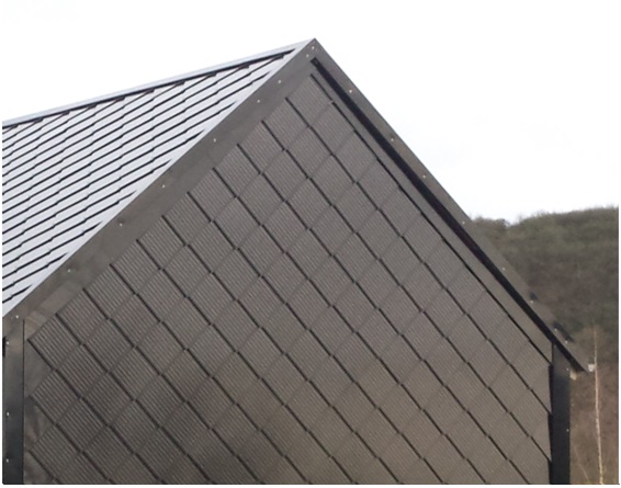 1-maison avec toit et façade photovoltaïque